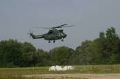 BildID: 175 Ein Hubschrauber der Bundespolizei bringt Sandsäcke zum Deich