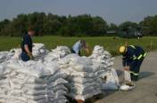 BildID: 191 Sandsäcke werden gefüllt und zum Abtransport mittels Hubschrauber vorbereitet