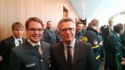 BildID: 2180 Bundesinnenminister de Maiziere bedankte sich auch persönlich bei Zugtruppführer Andreas Baumgardt für den Einsatz des OV Markt Schwaben