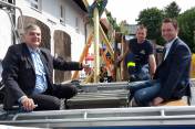 BildID: 2315 Abgeordneten Ewald Schurer und Dr. Andreas Lenz informieren sich bei THW-Gruppenführer Tobias Egner über die Bootsausstattung